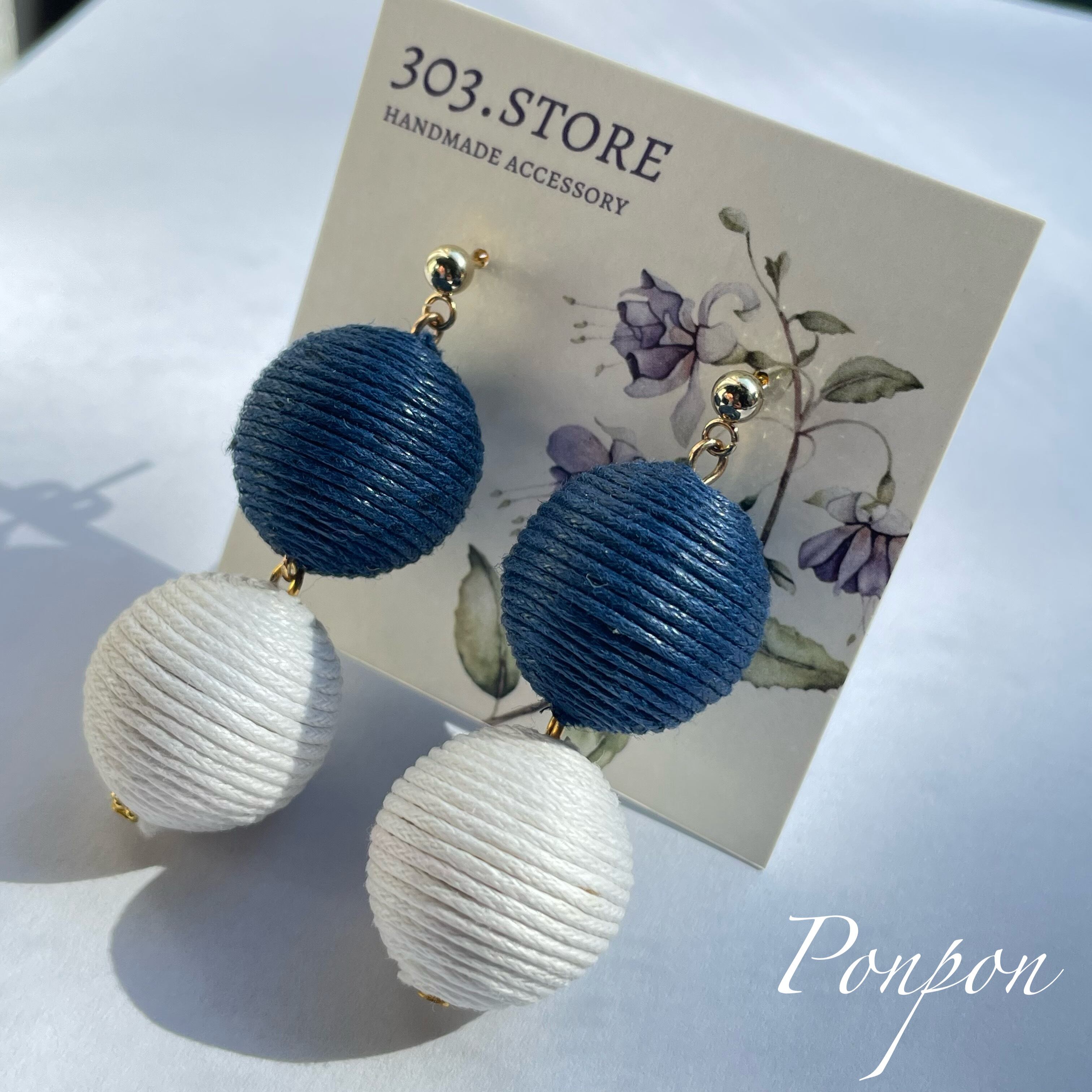糸巻き 2連 ボンボンピアス ネイビー/ホワイト【1159】 | 303 STORE