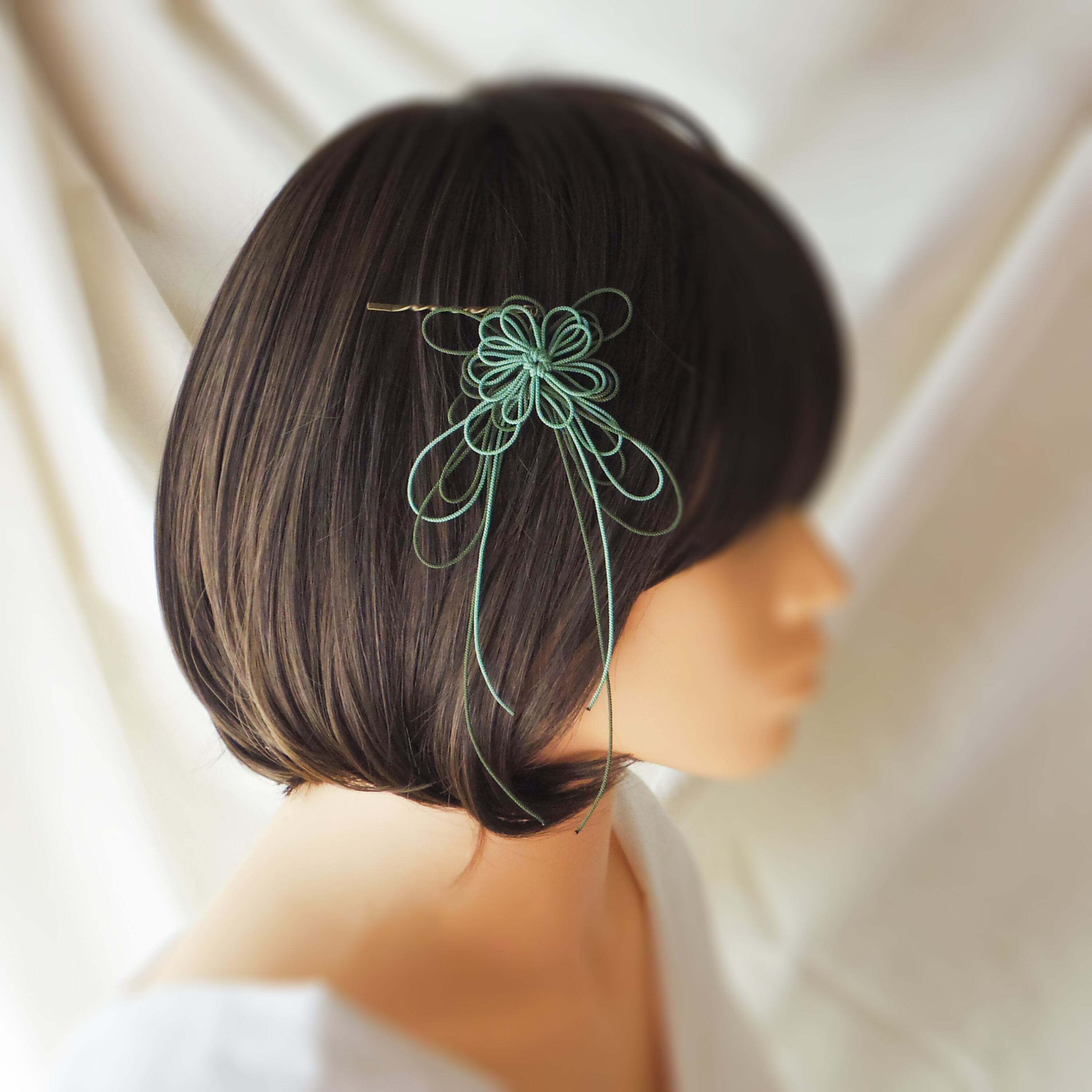 飾り結びヘアピン「歩み、おだや」(淡緑×深緑)【軽量快適】ショートヘアも簡単和風アレンジ。