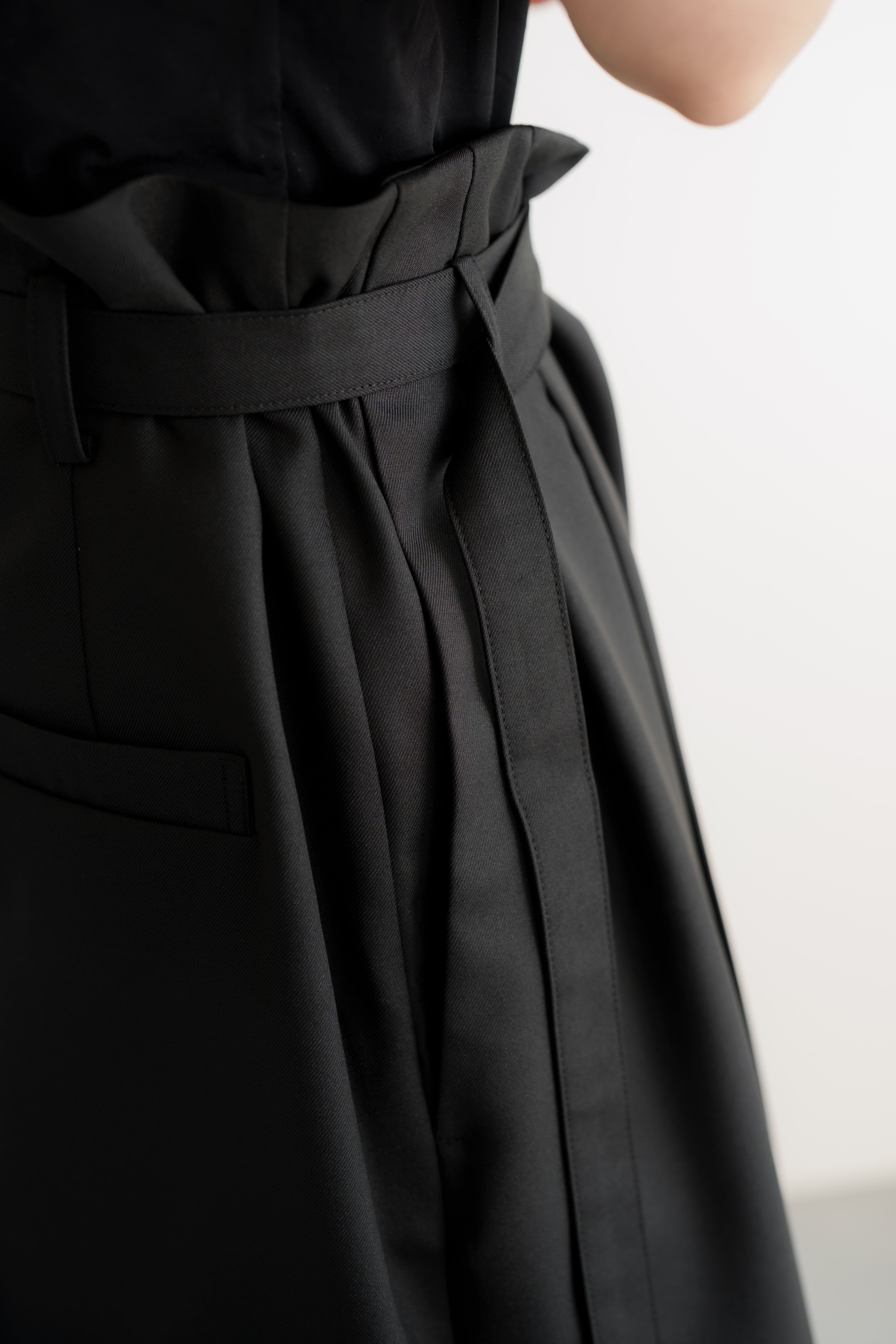 【新品未使用】roughlow sizelessパンツ sizeless pants(black) 6月中旬から6月下旬頃発送 | roughlow
