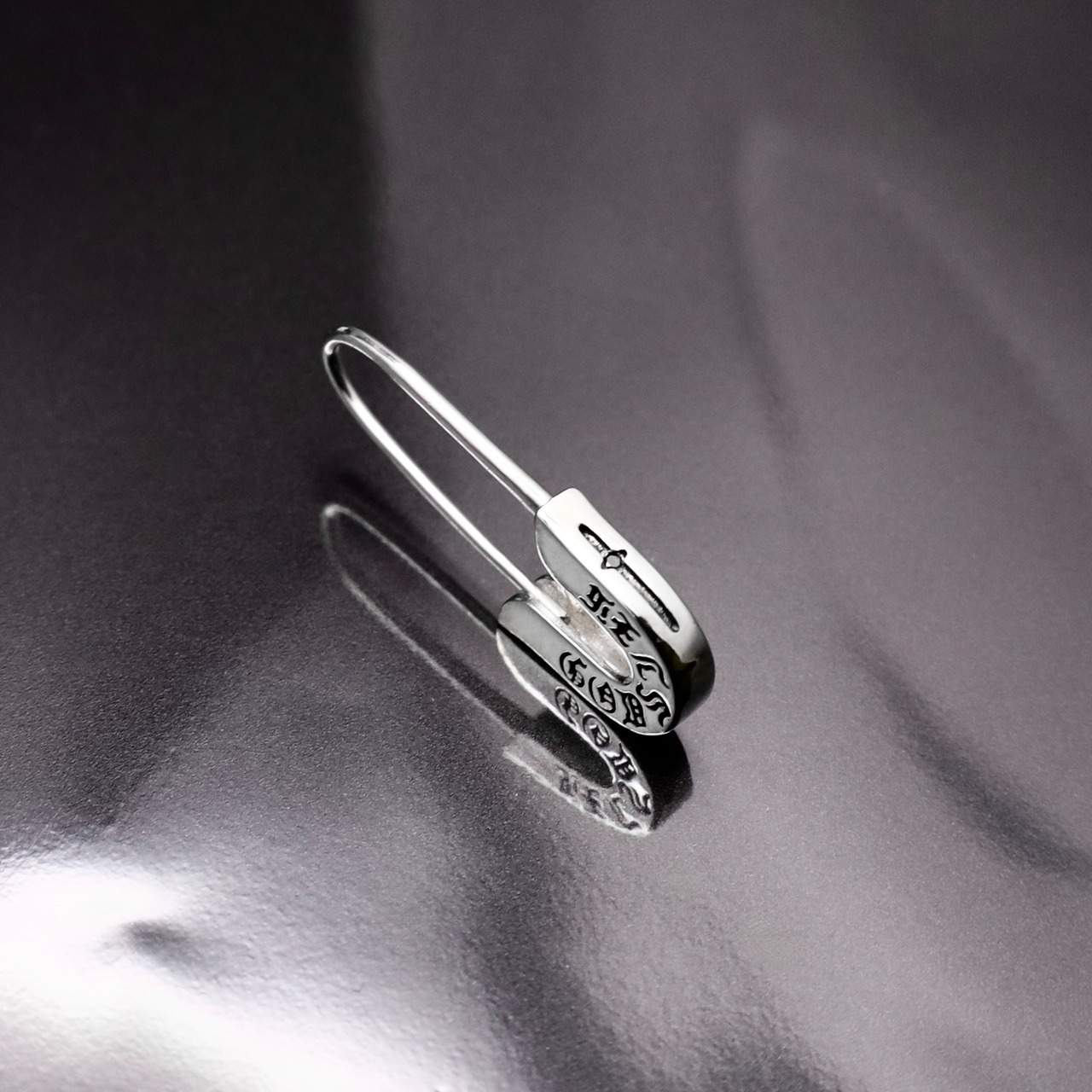 GOTHIC CROSS ENGRAVED SAFETY PIN EARRING with BLACK DIAMOND  / ゴシッククロスセーフティピン・ブラックダイヤモンドピアス