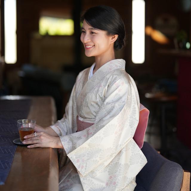 本場大島紬（袷）淡いアイボリー地に扇模様／しつけ糸付き・証紙付き・手縫い仕立て