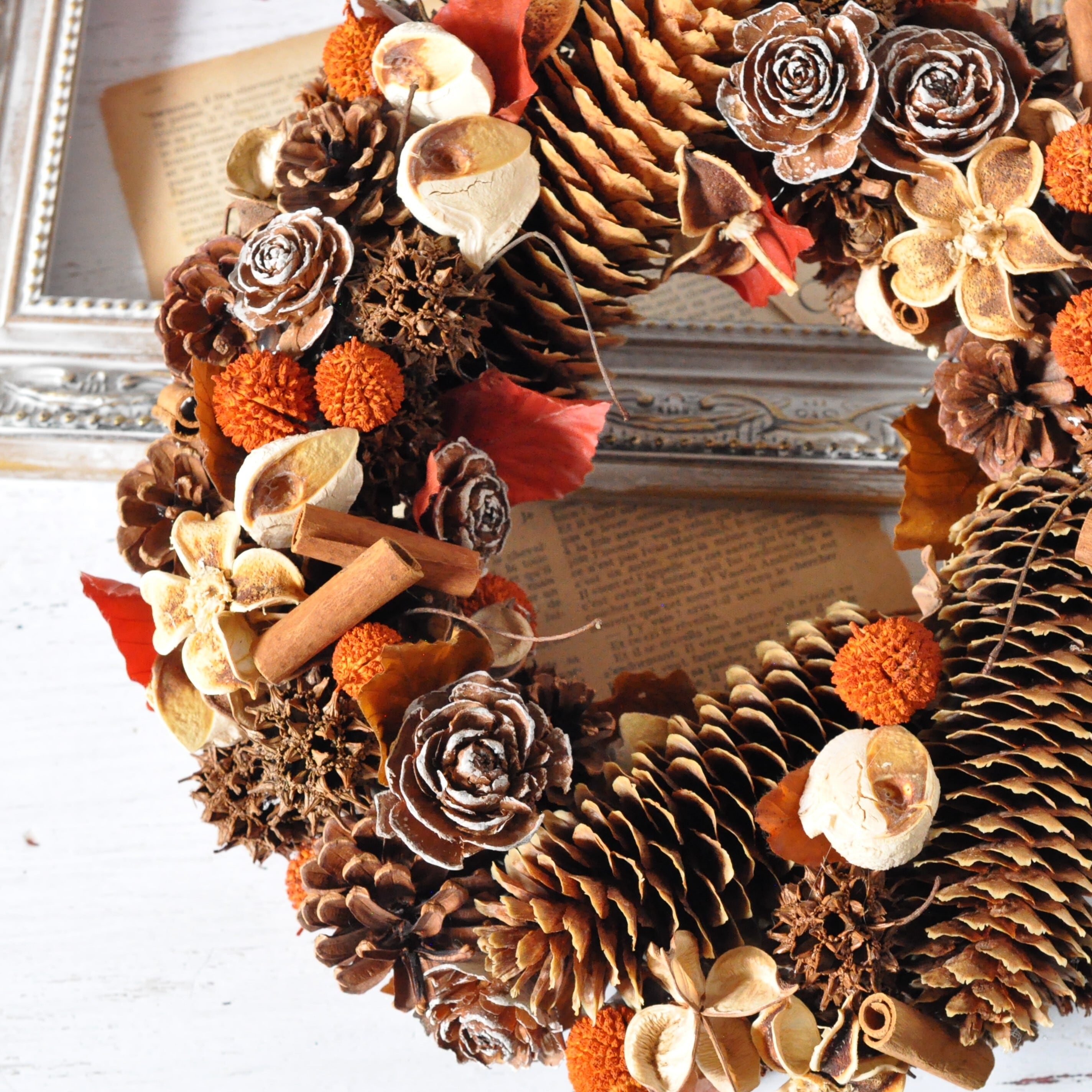 花々と木ノ実とコルクのリース