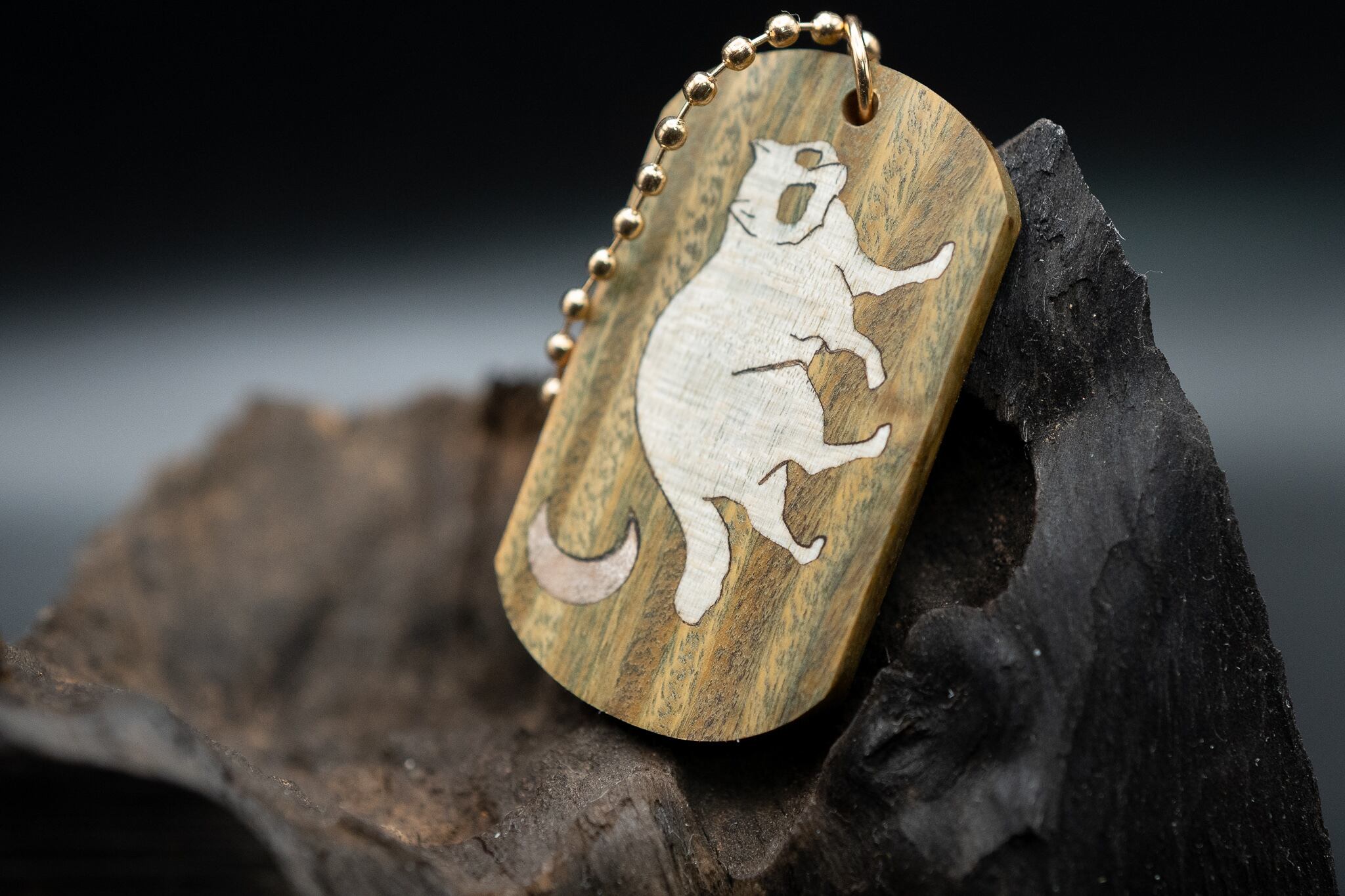 【翡翠の木】 パロサント ドッグタグ 象嵌 三日月とたぬき