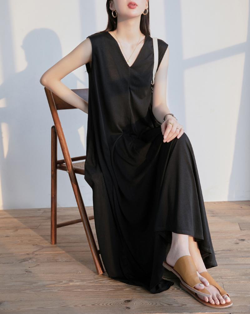 ワンピース レディース ノースリーブ 黒 ロング丈 マキシ丈 無地 シンプル Vネック Aライン ポケット付き ふんわり ドレープ ゆったり ルーズ 大きめ ラフ 楽ちん 体型カバー ママ マタニティ 公園デビュー 大人 おしゃれ かわいい 通勤 お出かけ デート 旅行 休日 普段着 ワンピース ノースリーブ 袖なし ロング ロング丈 マキシ丈 無地