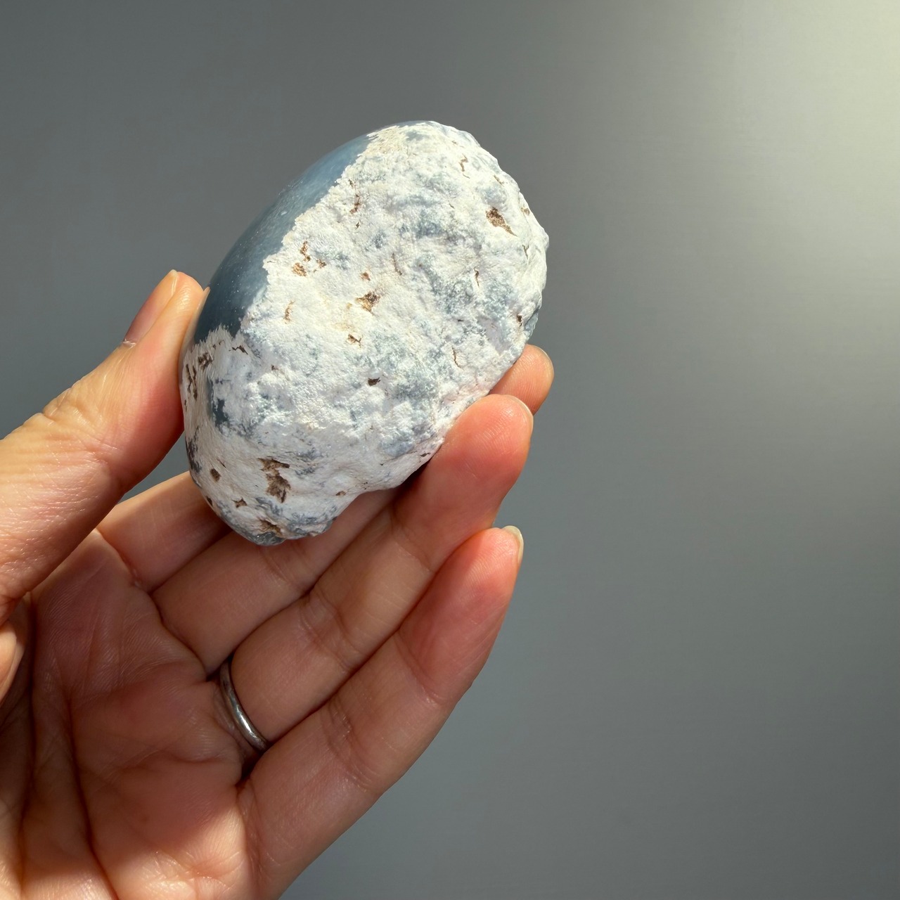 ペルー産 エンジェライト 原石｜淡いブルー・滑らかな質感・ディスプレイ・天然石・インテリアストーン