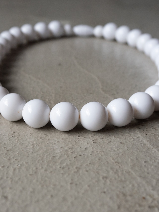 unknown used White synthetic resin ball necklace