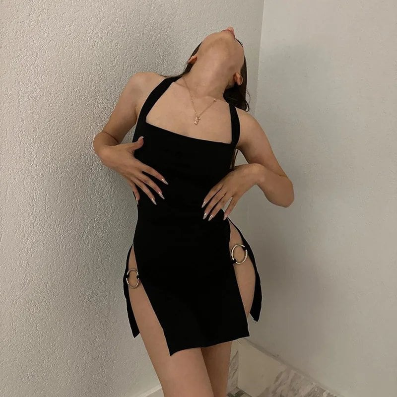 女の子のための無地のミニドレス,金属製のバックル,中空のヒップ,深い分割,金属製の円の装飾,ショットタイ,通りのクラブウェア,新しい
