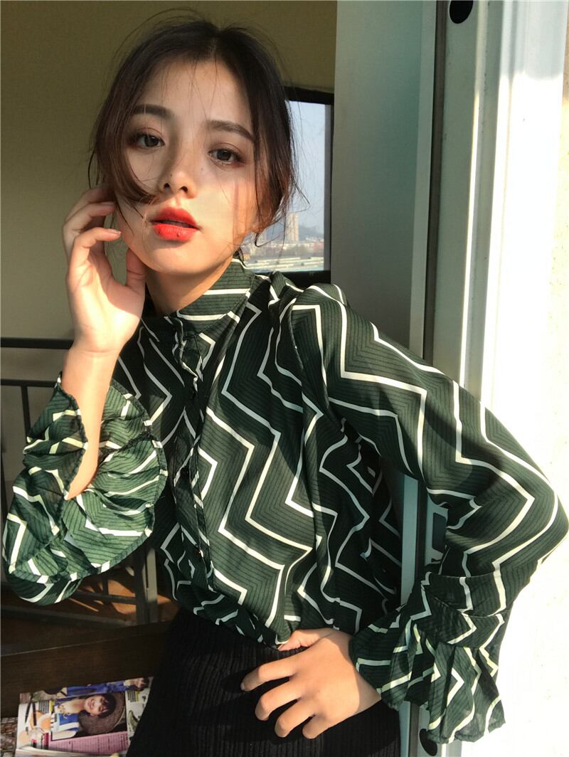 スタンドカラー幾何学模様ブラウス
