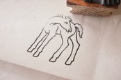 フランス 5.5c やさしい小馬さんとメランコリーな木製スタンプ ヴィンテージ