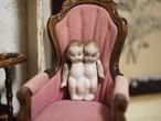 肩を組んだ双子ビスクドール　ガーゼの袋入り 画像20