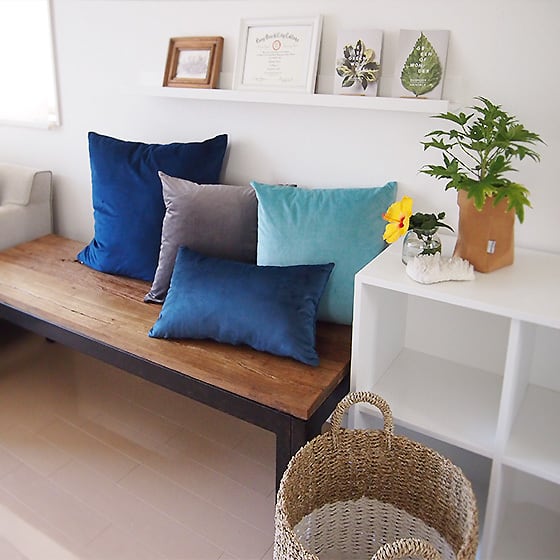 ネイビーブルーの長方形クッション