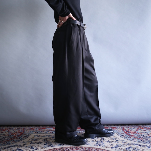 2-tuck tapered silhouette black wide slacks