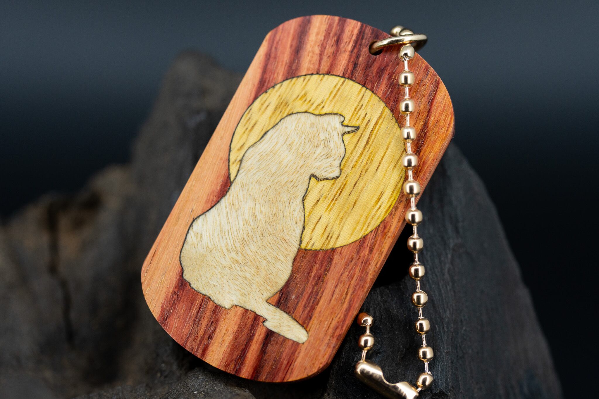 【 木材の女王】 チューリップウッド ドッグタグ 象嵌 横を向く上品な猫