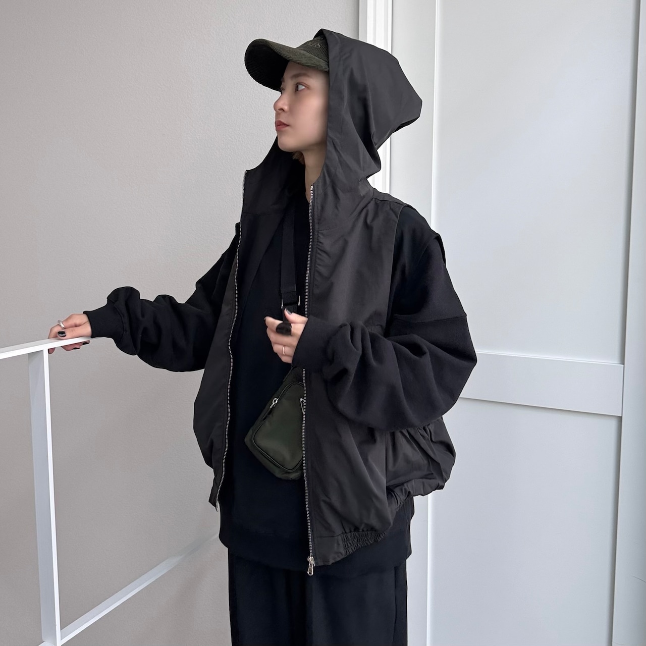 【受注予約:3月上旬入荷予定】異素材ドッキングフーディーvest/ブラック