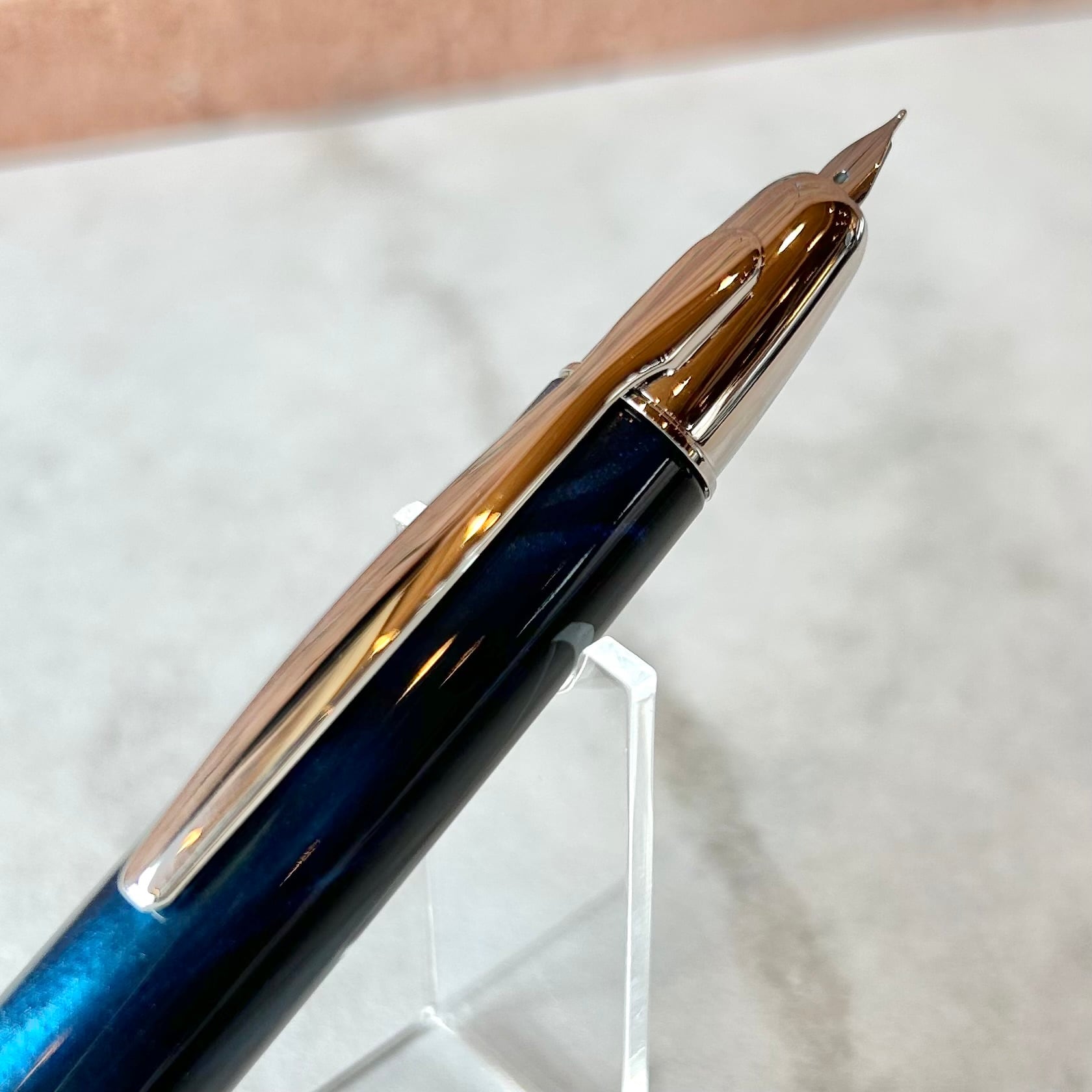 110　パイロット　万年筆　ブルーマーブル　キャップレス　送料無料　18金 PILOT 「 キャップレスSE 万年筆（マーブルブルー）」／字幅F／18金