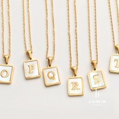 シャイニーイニシャルシェルネックレス