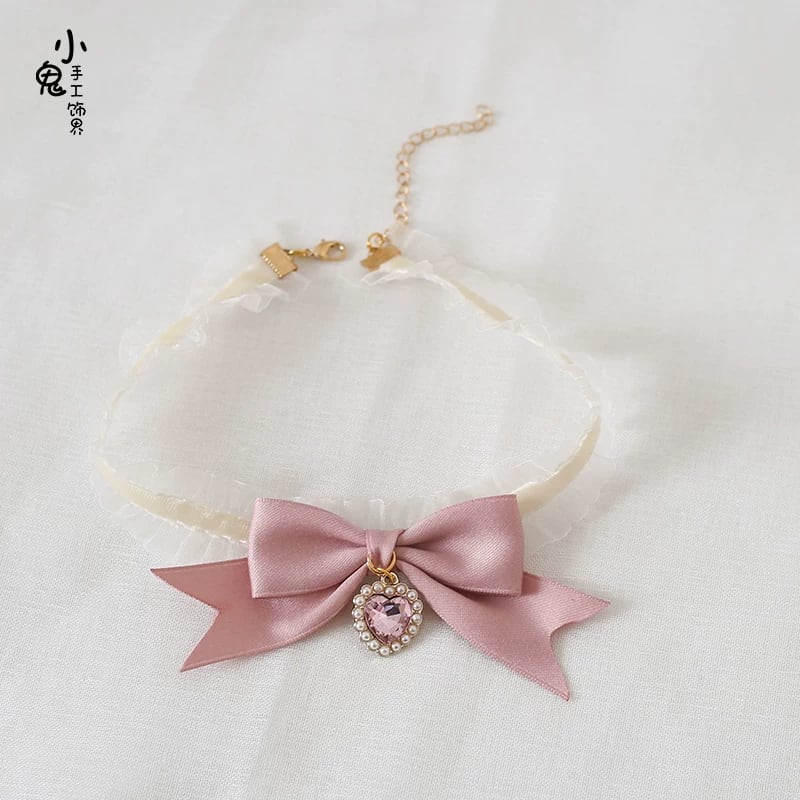 月光に映える純白レースと薔薇の祈り くすみピンクのリボンが愛らしいチョーカー |WithU