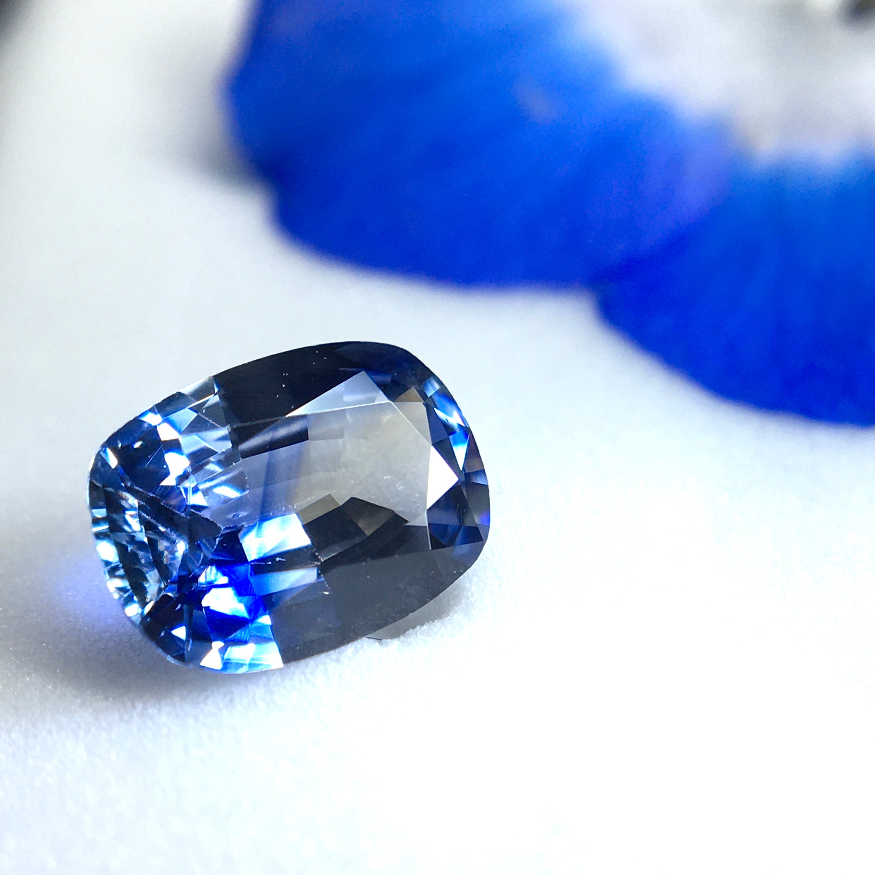 天然バイカラーサファイア リーフカービング