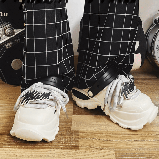 トレンドの厚底クロッグサンダル