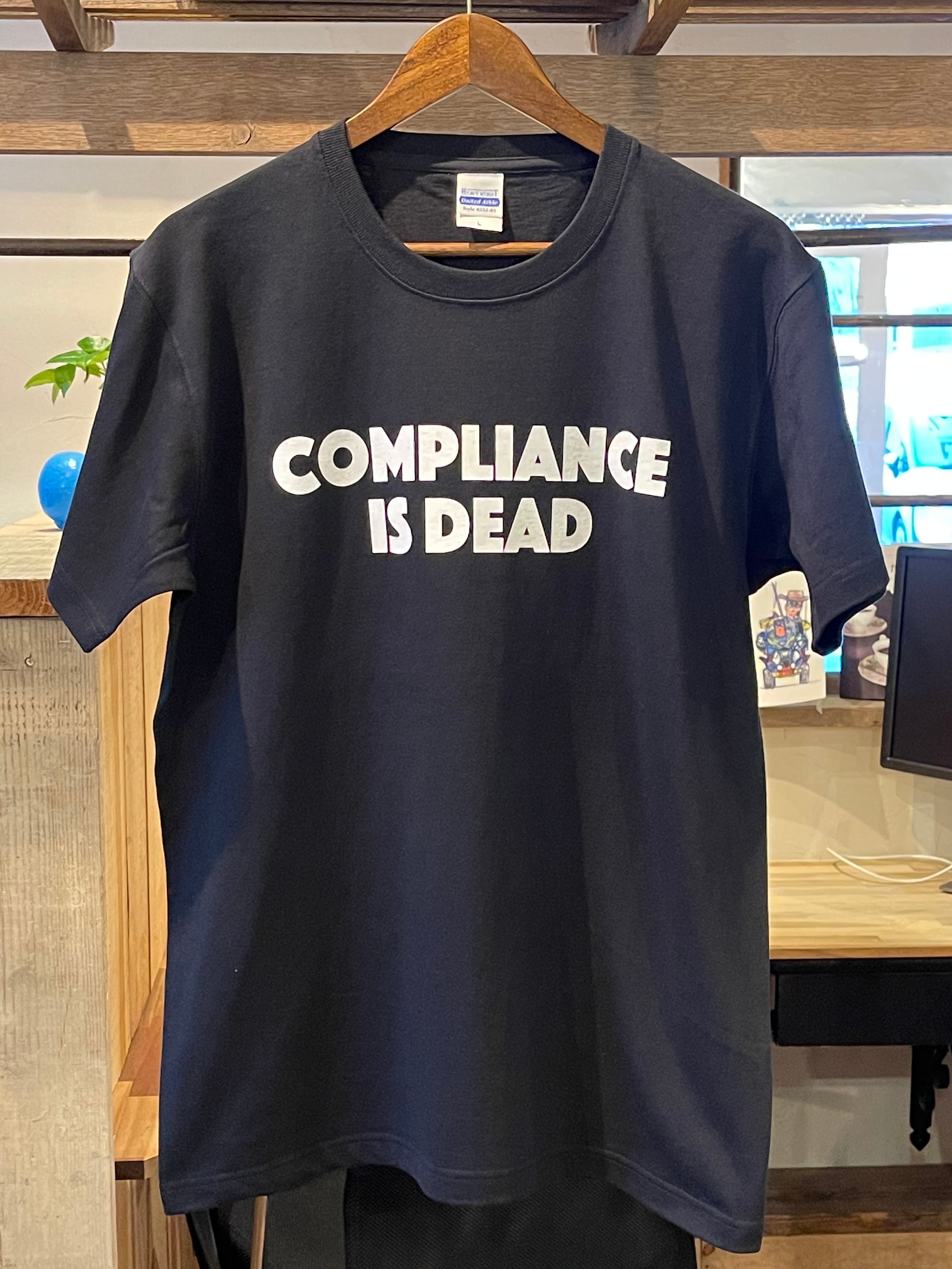 黄色タグ付き》良い生地Tシャツ】ブラック COMPLIANCE IS DEAD