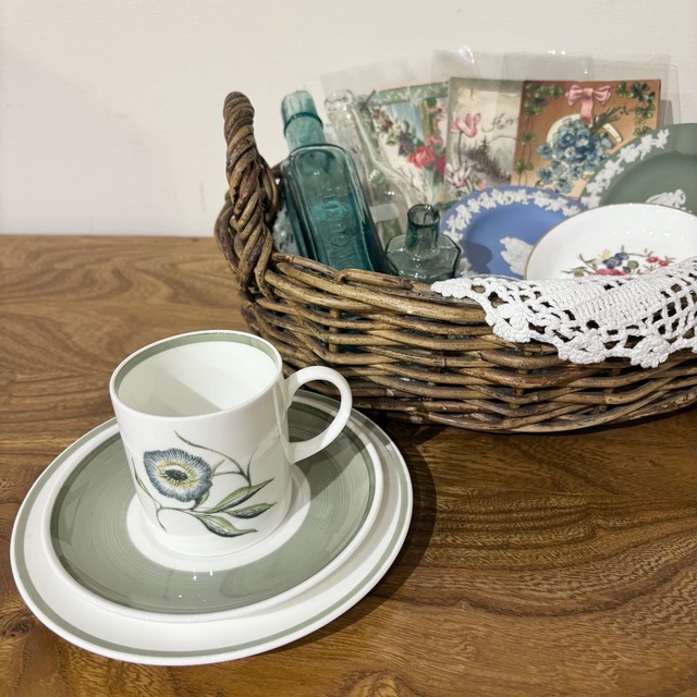 2026　福袋　ウェッジウッド　スージークーパーデザイン～カティーナ～トリオ＋￥2,000相当のアンティーク雑貨セット