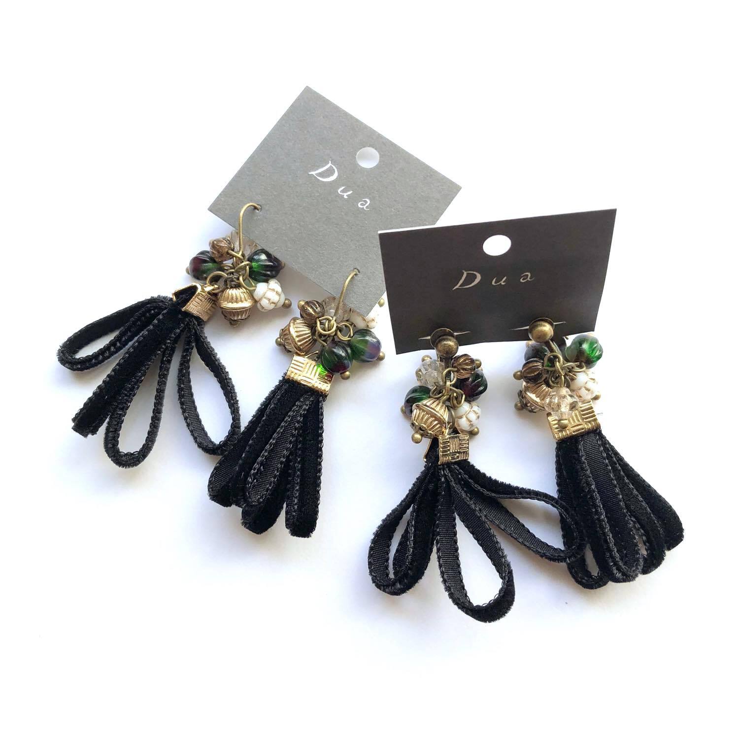 チェコビーズとベロア黒タッセルの〈ピアス/イヤリング〉 | Dua