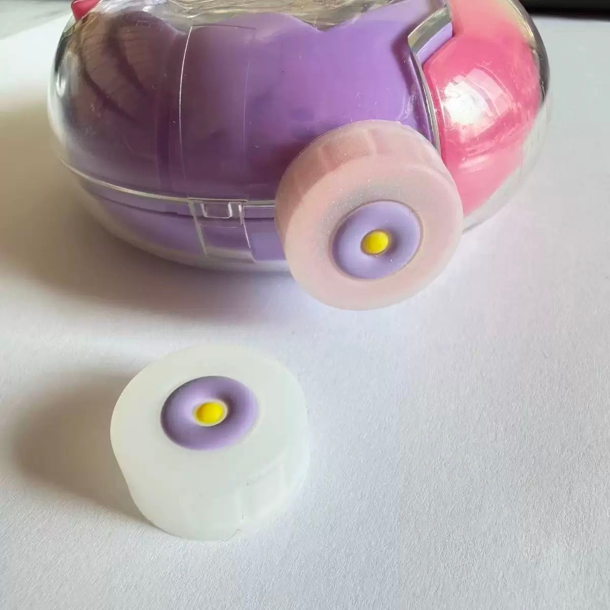 たまごっちパラダイスのクリア&ラメ入りケース(キャップ付き