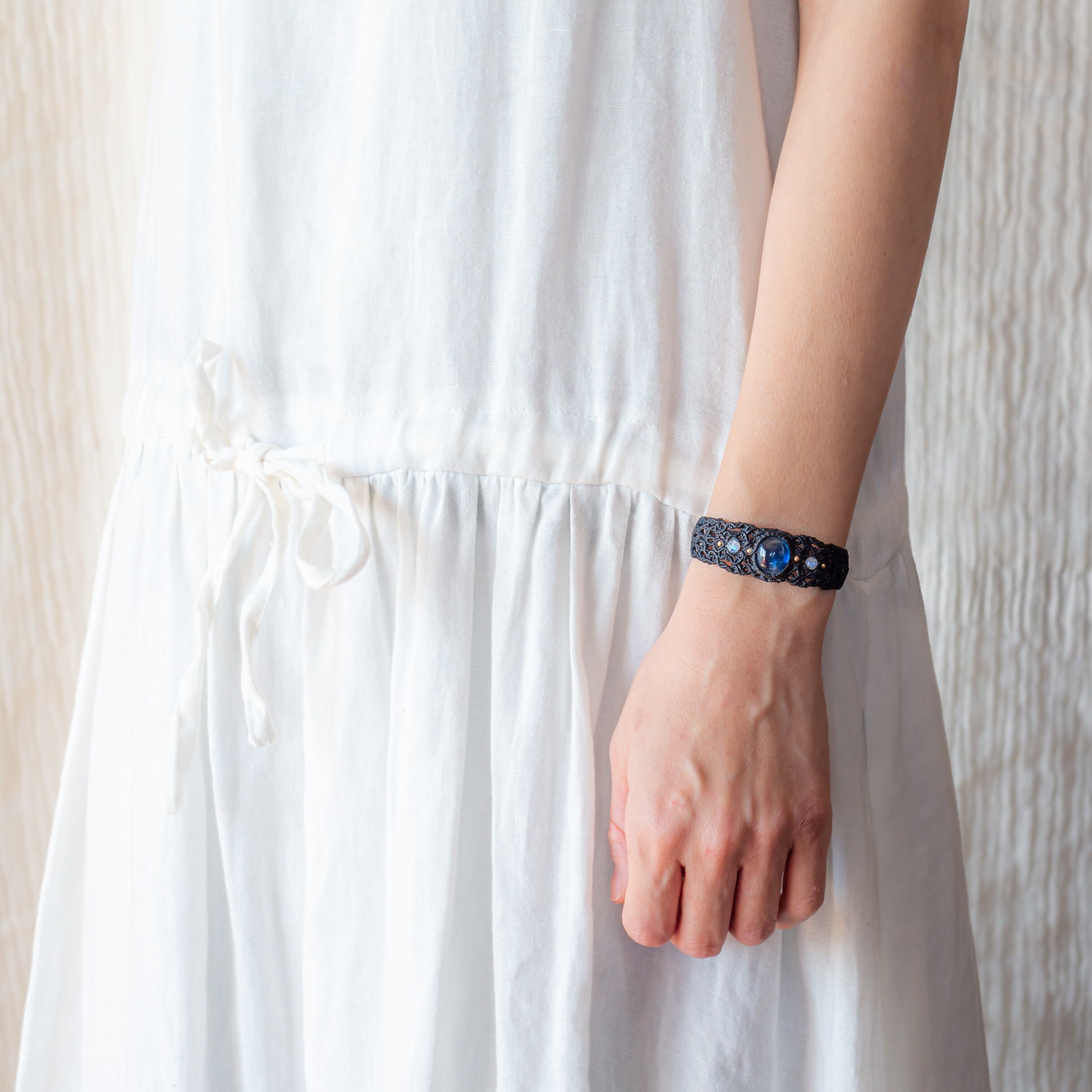 カイヤナイトのマクラメ編み 天然石ブレスレット | SHANTi WALA