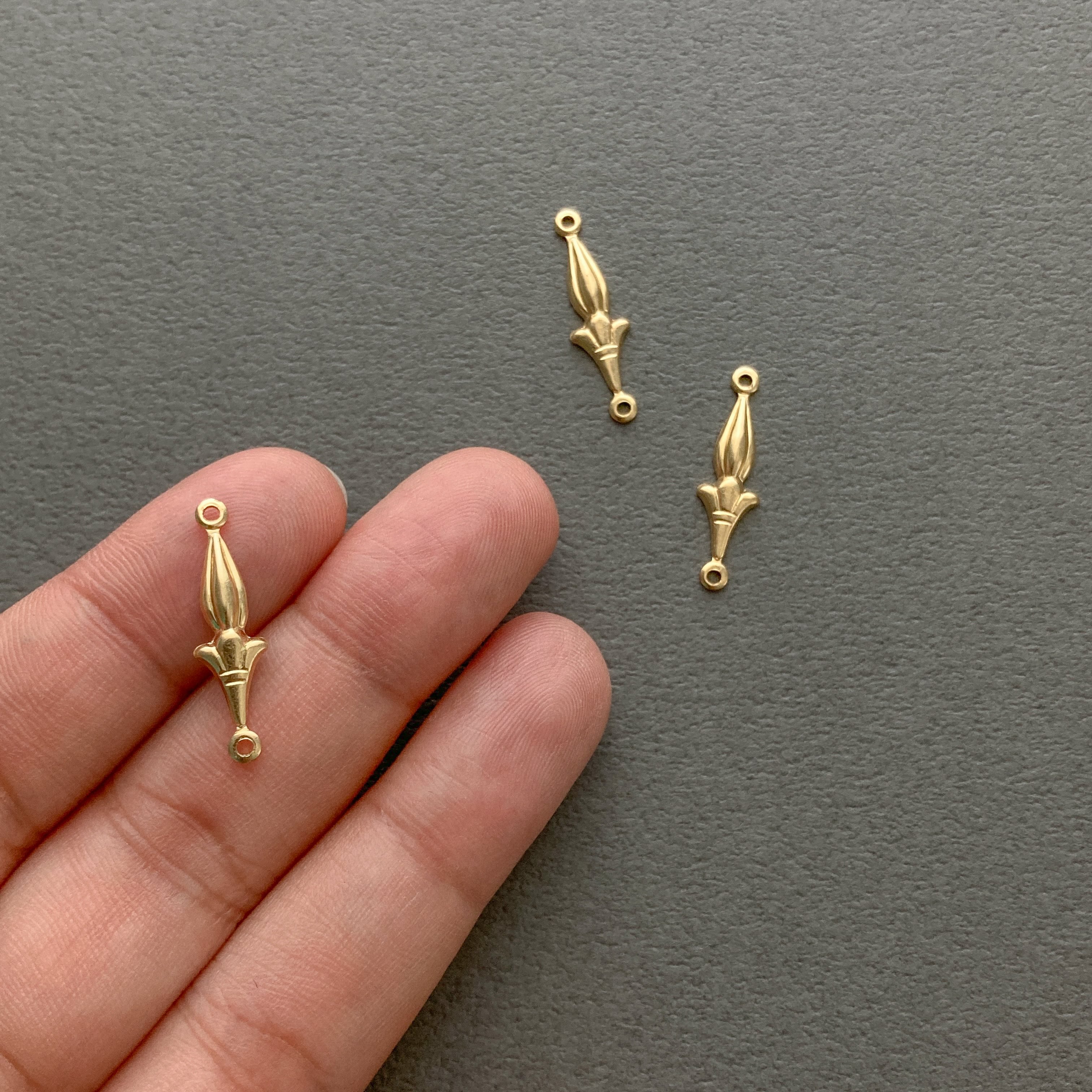 最終入荷〉USA真鍮 両カンしずくと百合モチーフチャーム | Dua