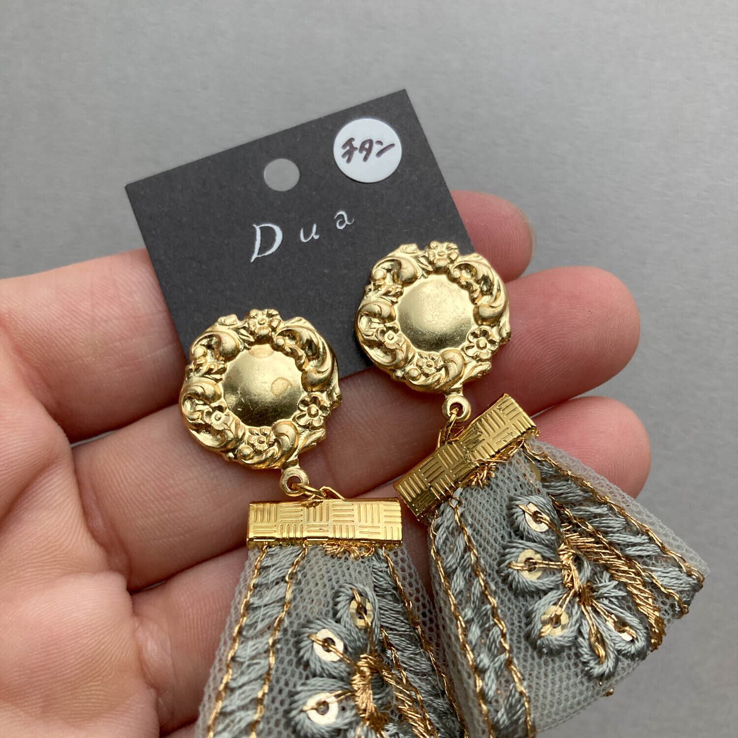 リース風真鍮と刺繍リボンタッセルの〈ピアス/イヤリング〉 | Dua
