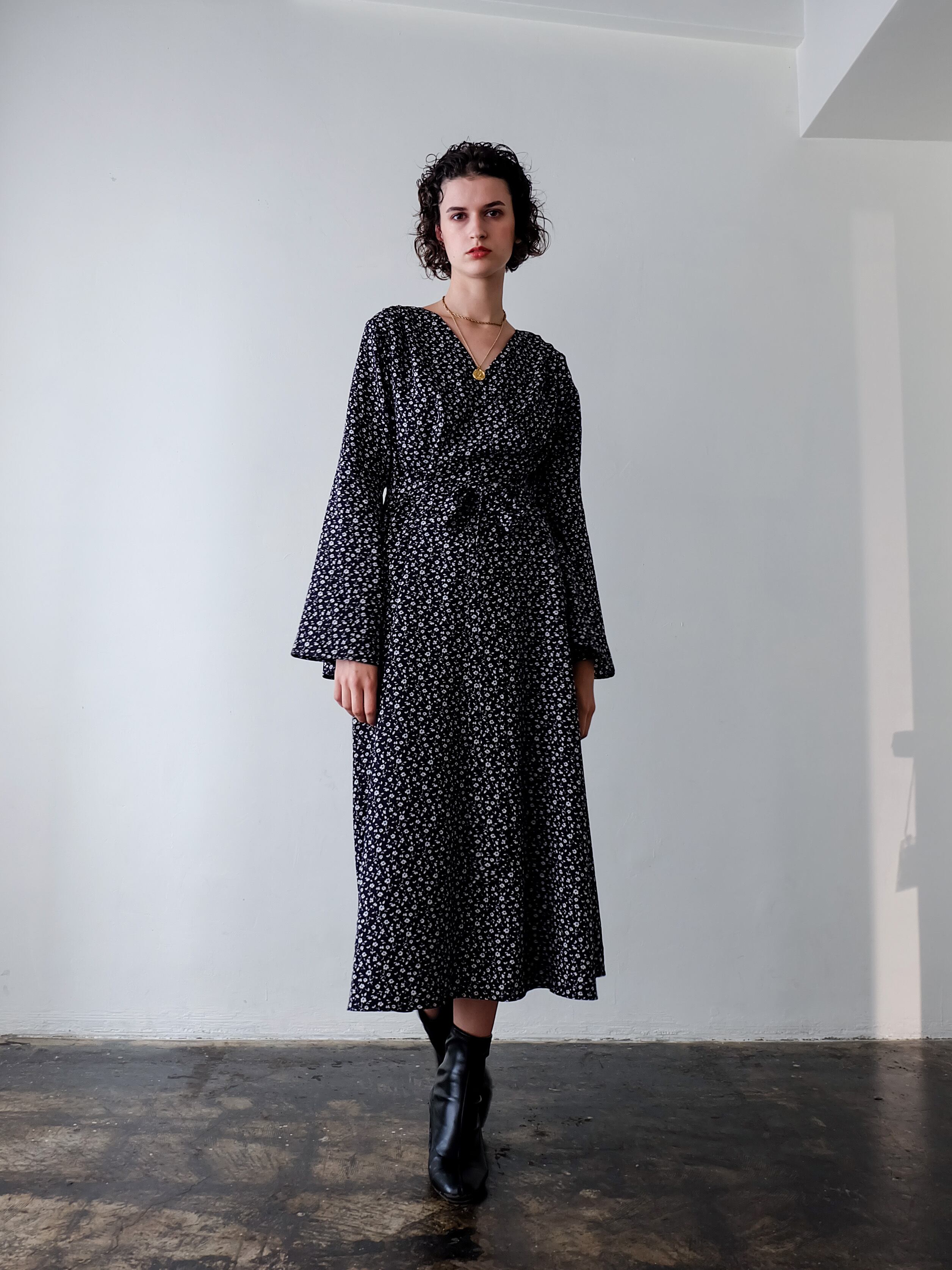 bell sleeve flower one-piece(black) | Katrin TOKYO