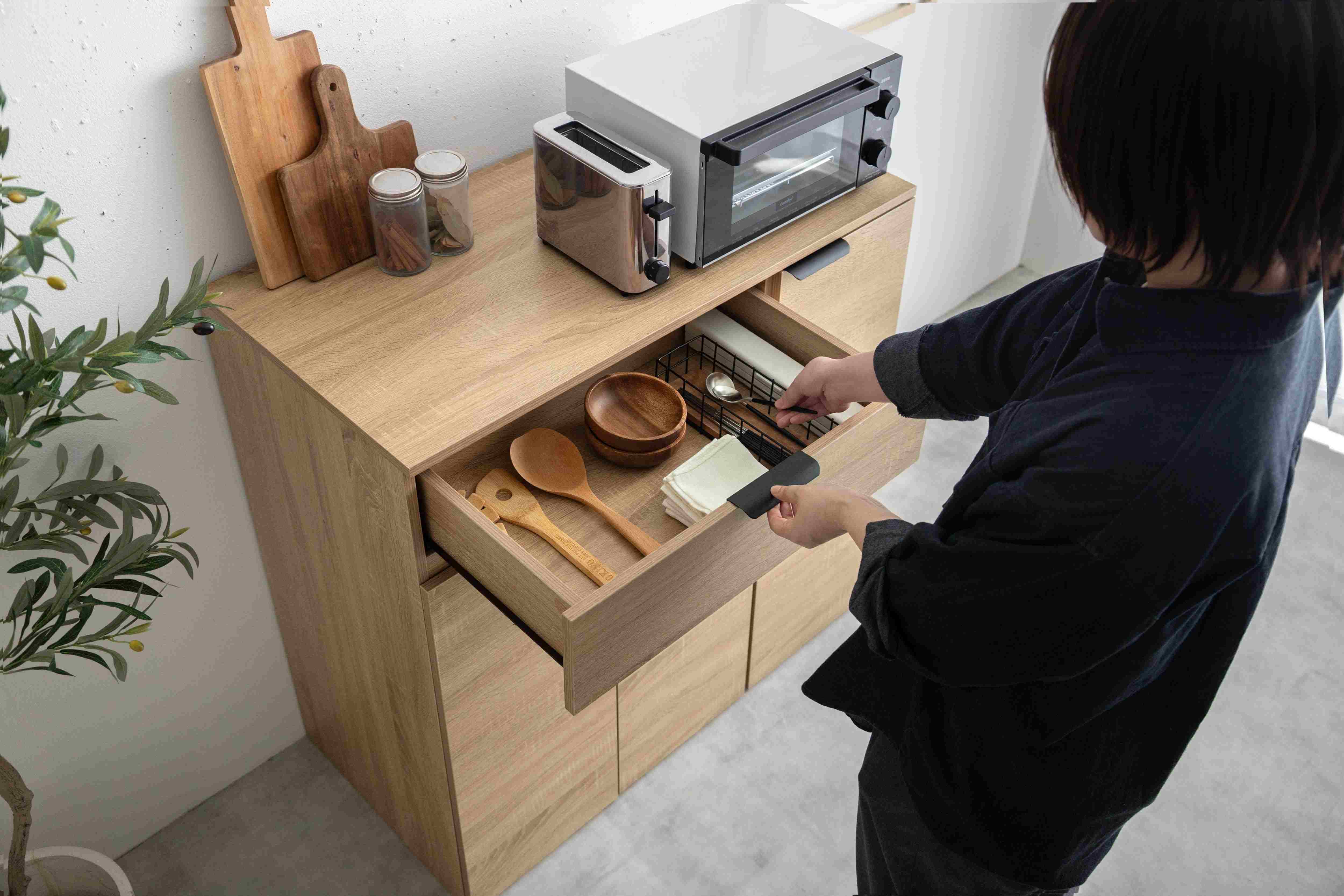 【美品】食器棚 キッチンボード 値下げ交渉可、即購入可です！ 全2色】これ一台に全て集約。ゴミ箱隠し収納付きキッチンボード型食器