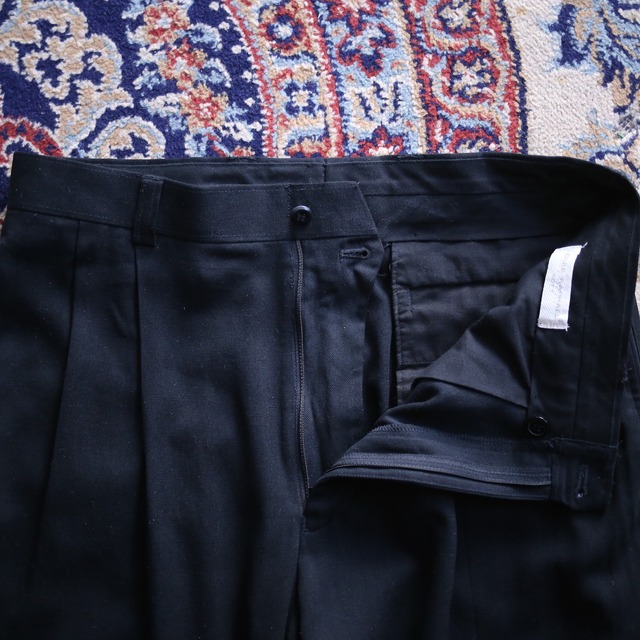 2-tuck tapered silhouette black wide slacks