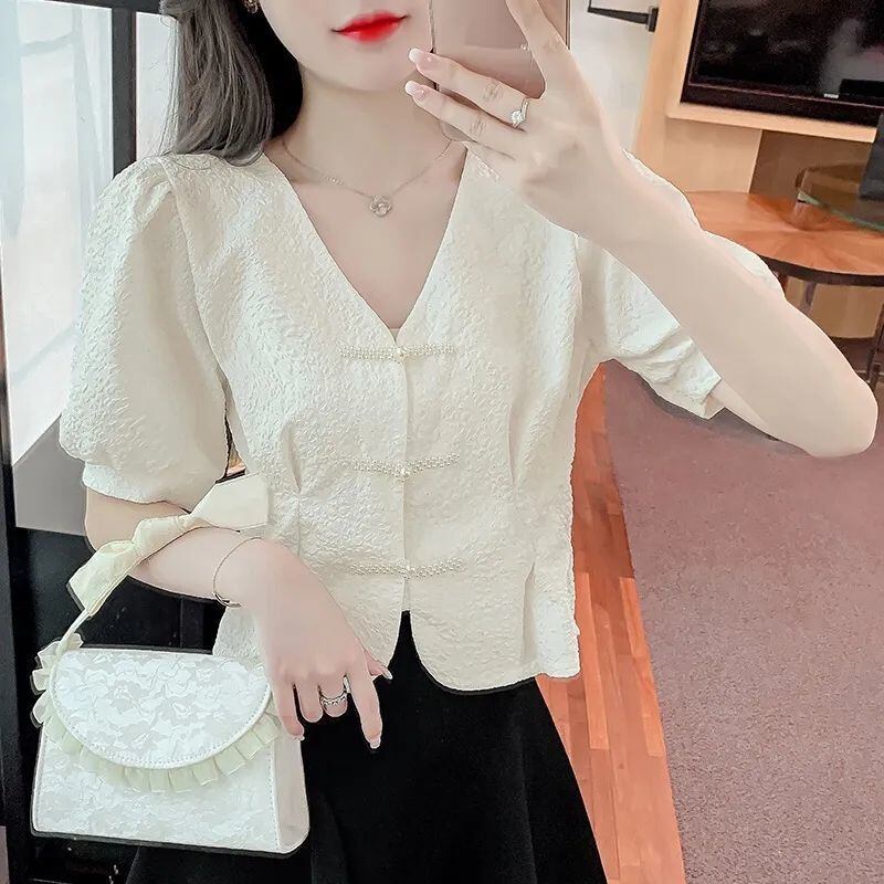 トップス シャツ ブラウス 白シャツ 白トップス ショート ショート丈 袖あり ボリューム袖 パフスリーブ Vネック スリム タイト 細身 かわいい 大人可愛い きれいめ 大人 上品 おしゃれ お洒落 アジアン エキゾチック 個性的 エレガント 春 夏 秋 誕生日 10代 20代 30代 レディース 女性用 学生 通学 デート お出かけ 女子会 パーティー イベント リゾート 旅行 ホテル レストラン コーデ S M L XL 白 ホワイト アプリコット