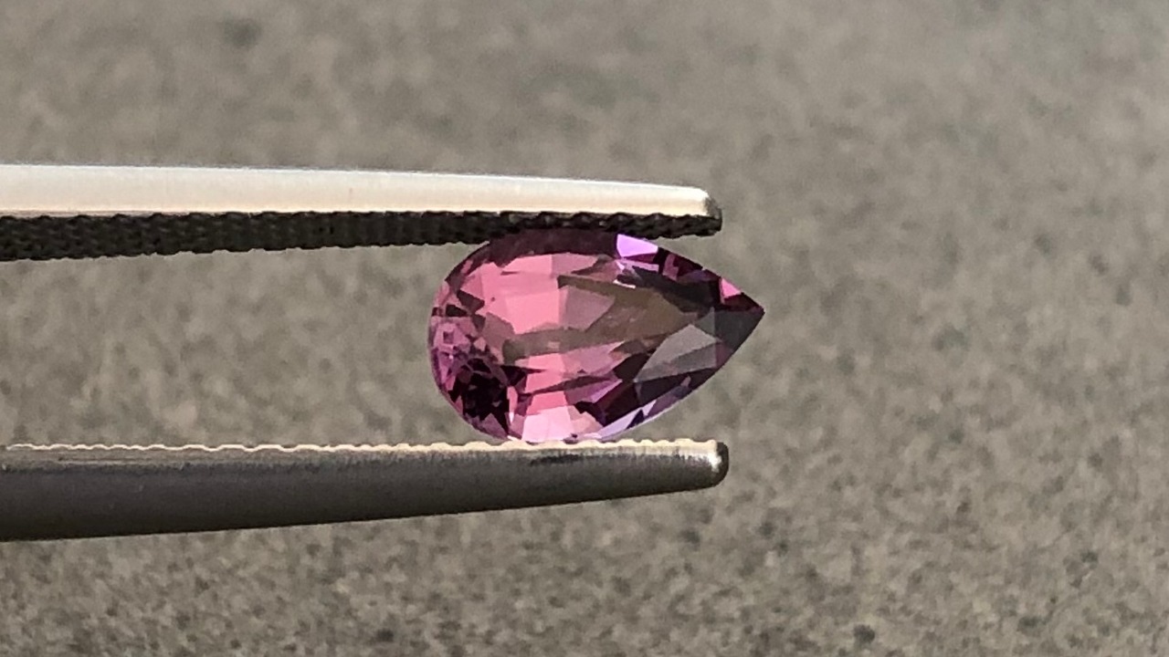パープルスピネル ペアシェイプ 1.11ct, 8x5.2x4.1mm モザンビーク産