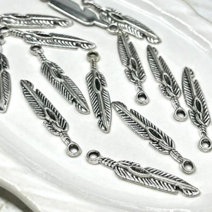 【4個】スリムフェザーチャームm/アクセサリーパーツ/羽根/レジン
