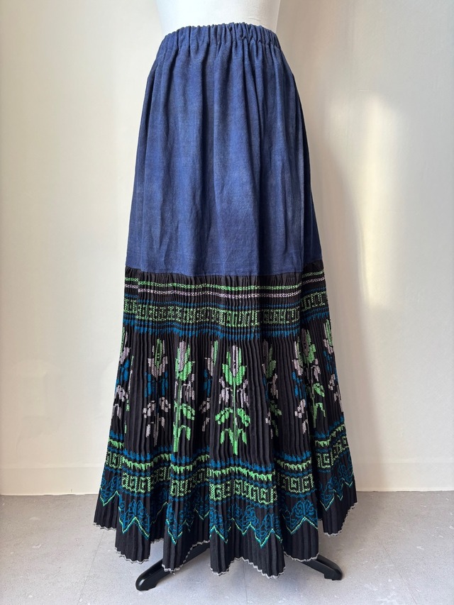モン族スカート 064 ロング 裾ボリューム 巻きスカート1枚使い 刺繍 藍染布