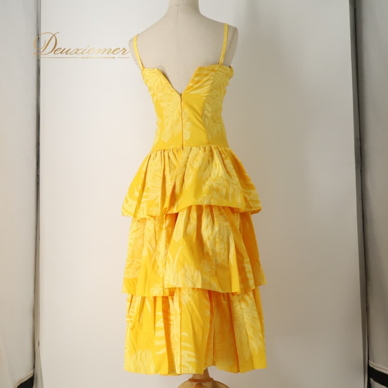 フラダンス 衣装 CC Fashions CCファッション ワンピース ドレス イエロー系 黄 プルメリア柄 モンステラ柄 花柄 植物柄 ハワイアンプリント ハワイアン アロハ フラ ダンス レッスン 練習 キャミソールドレス フリル 華やか 鮮やか かわいい おしゃれ さわやか ダンス衣装 練習着