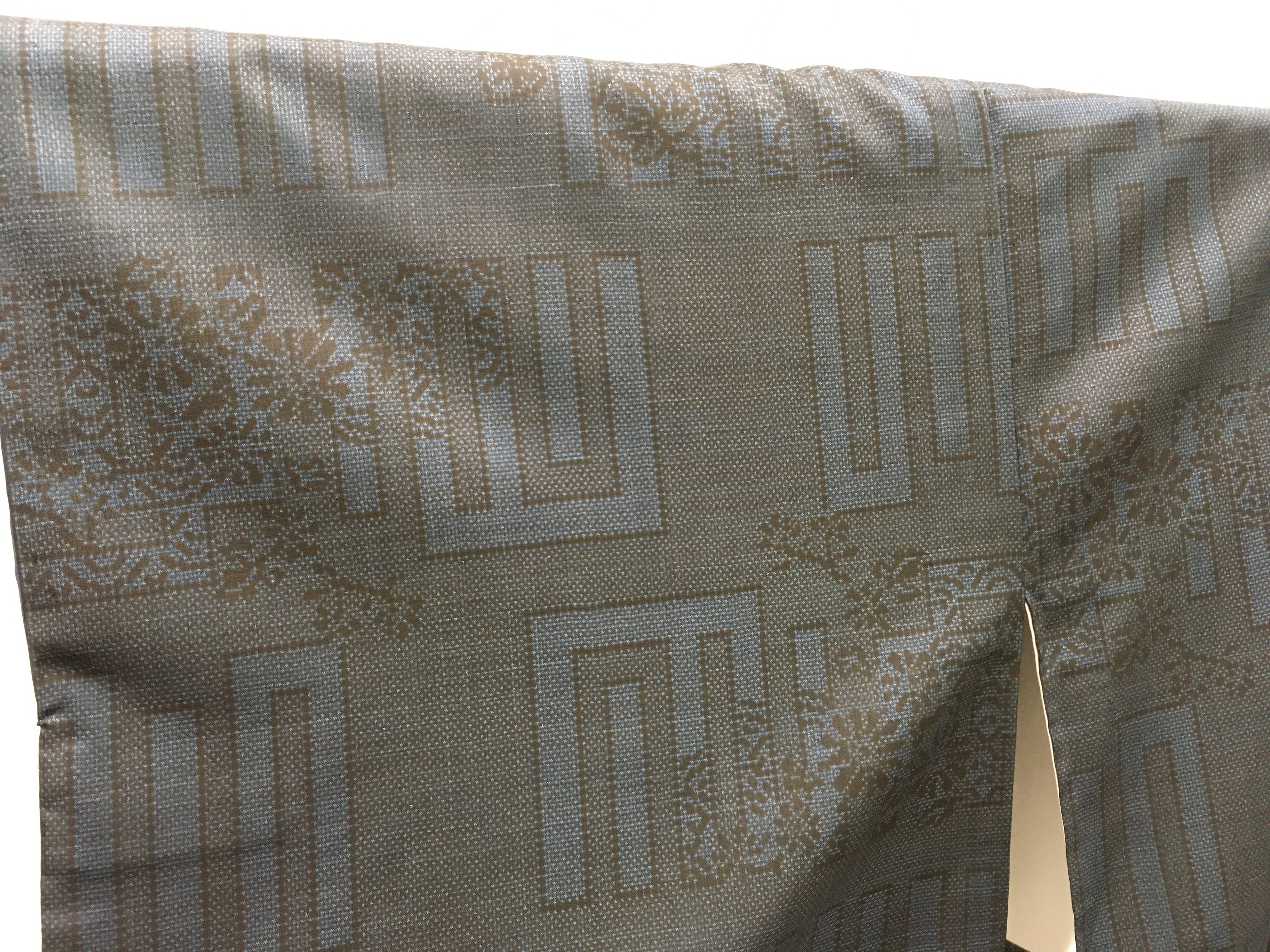 大島紬袷（黒紺地香の図に花）