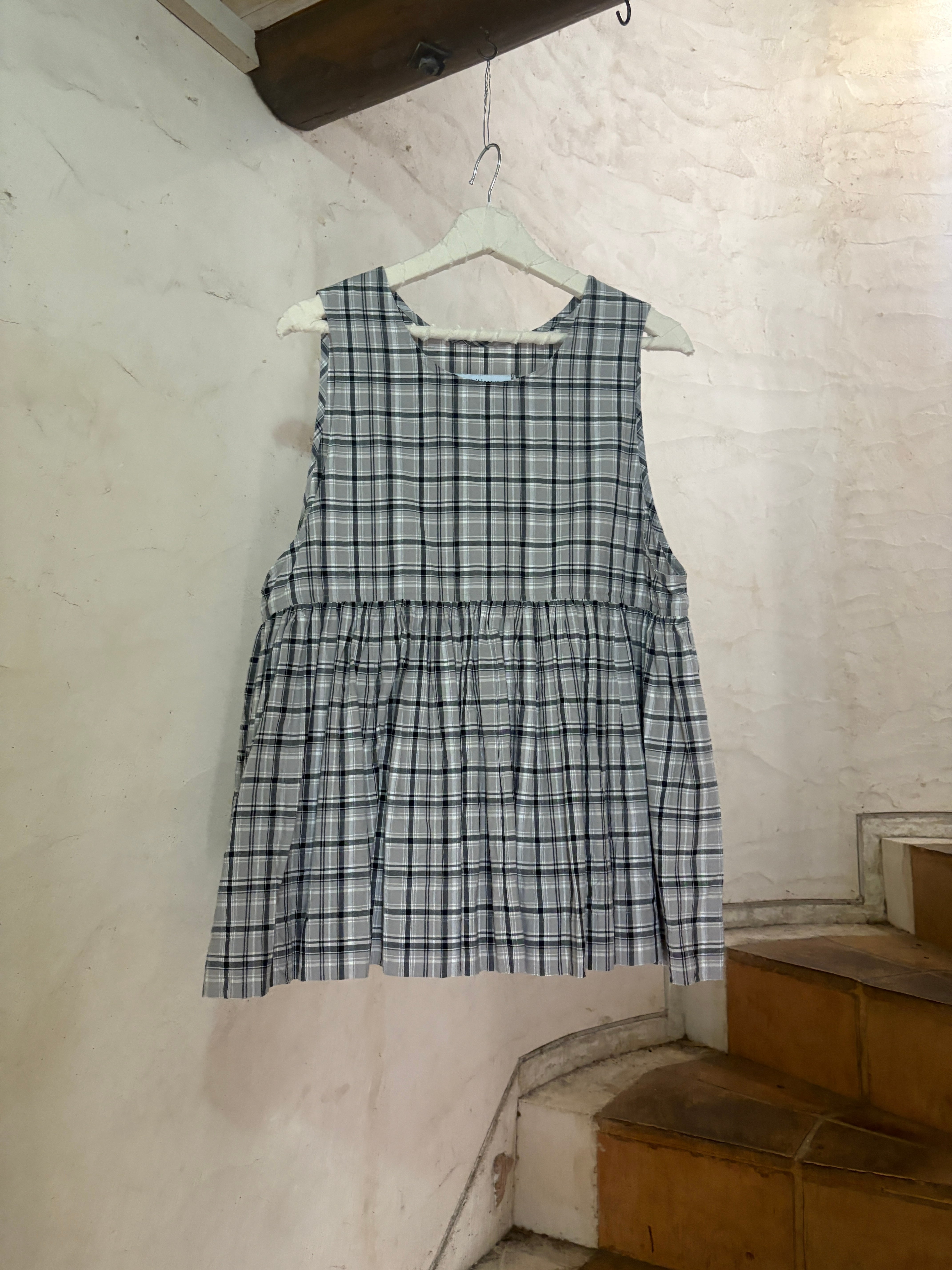 VERITECOEUR | SLEEVELESS GATHERED TOP-gray check