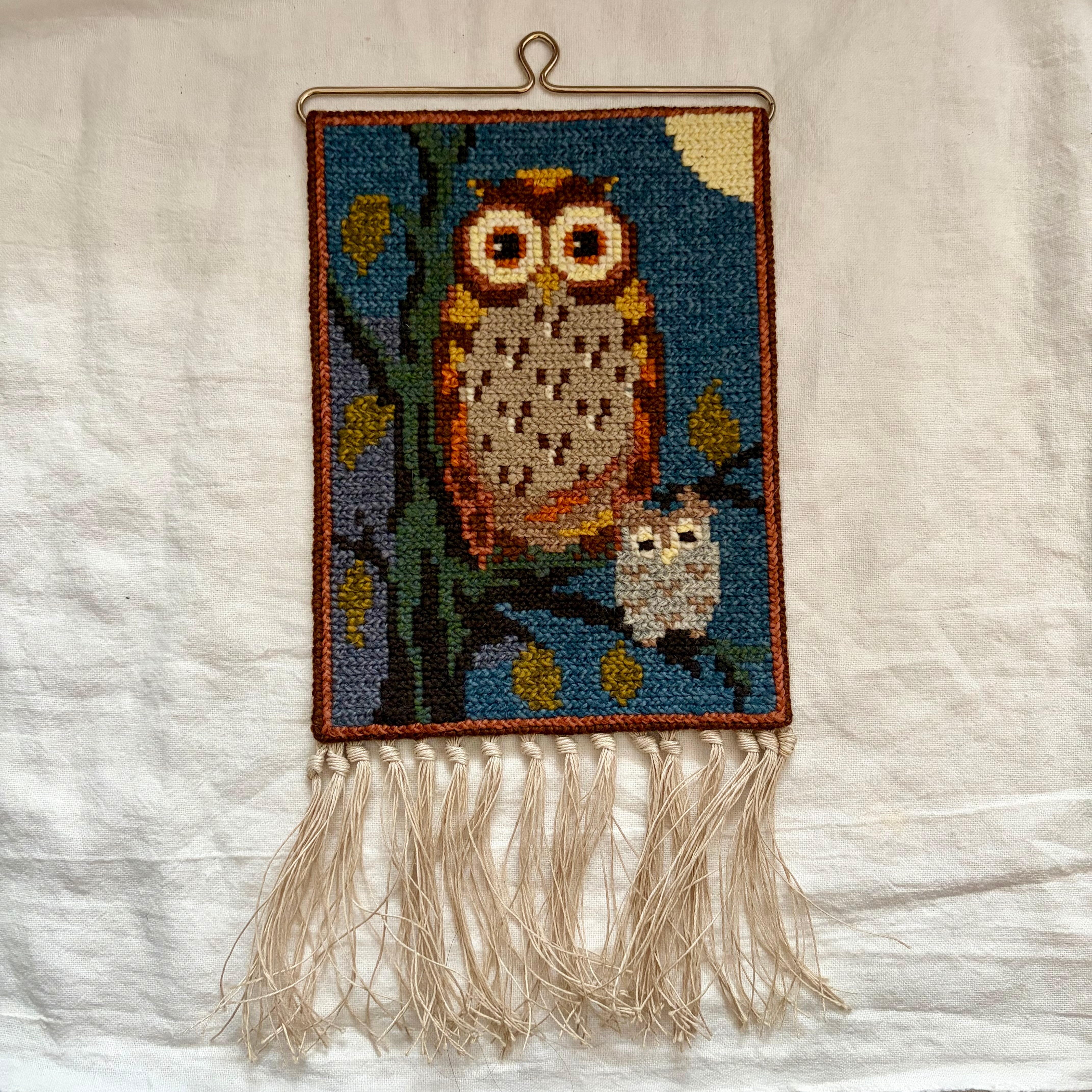 ツヴィスト刺繍のフクロウの壁飾り