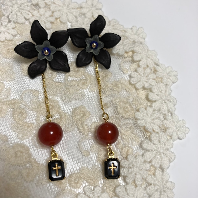 ヴィンテージフラワー&クロスのユラユラピアス