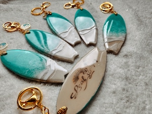 371.オーシャンレジンアート サーフボード型チャーム 小