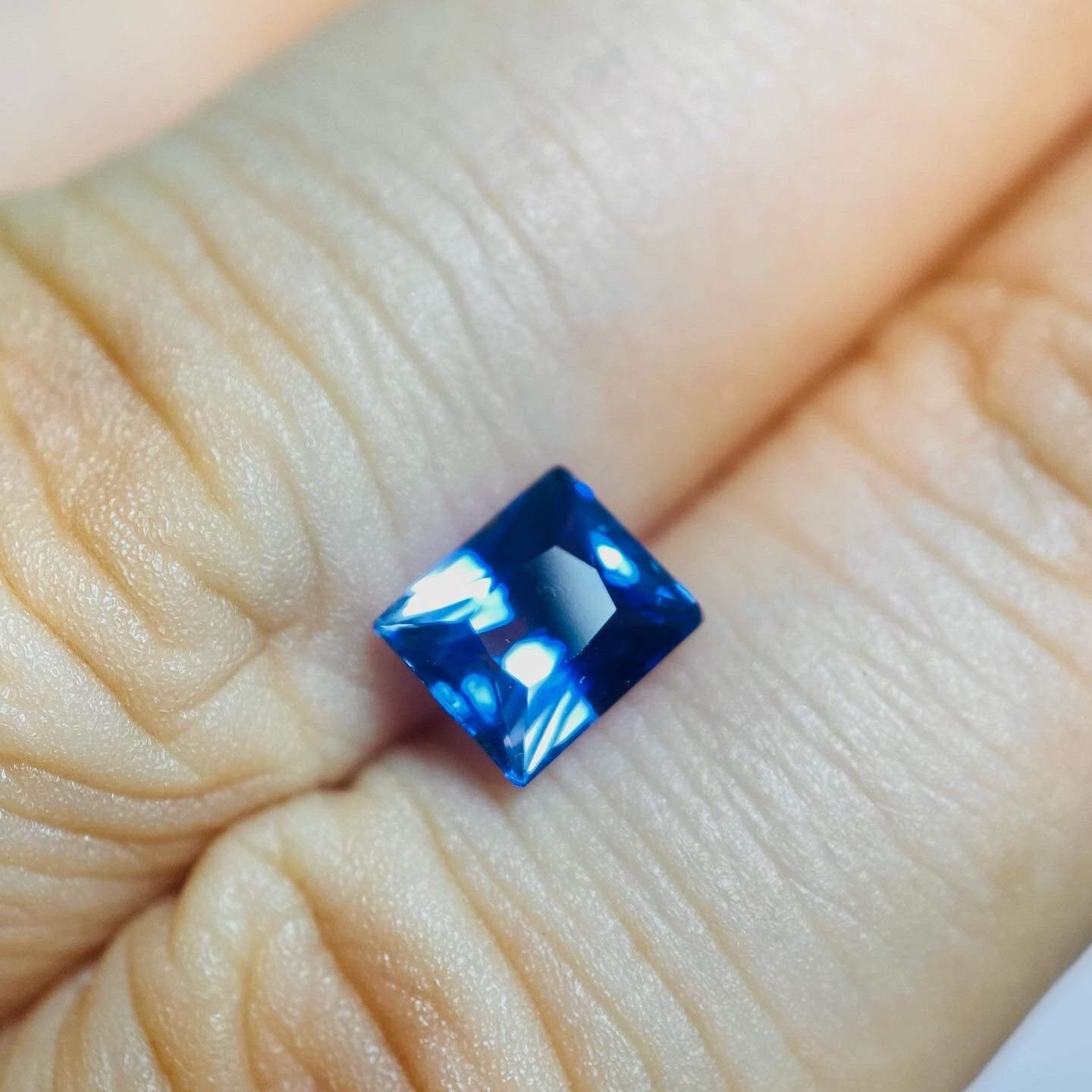 潔いバイカラーサファイア