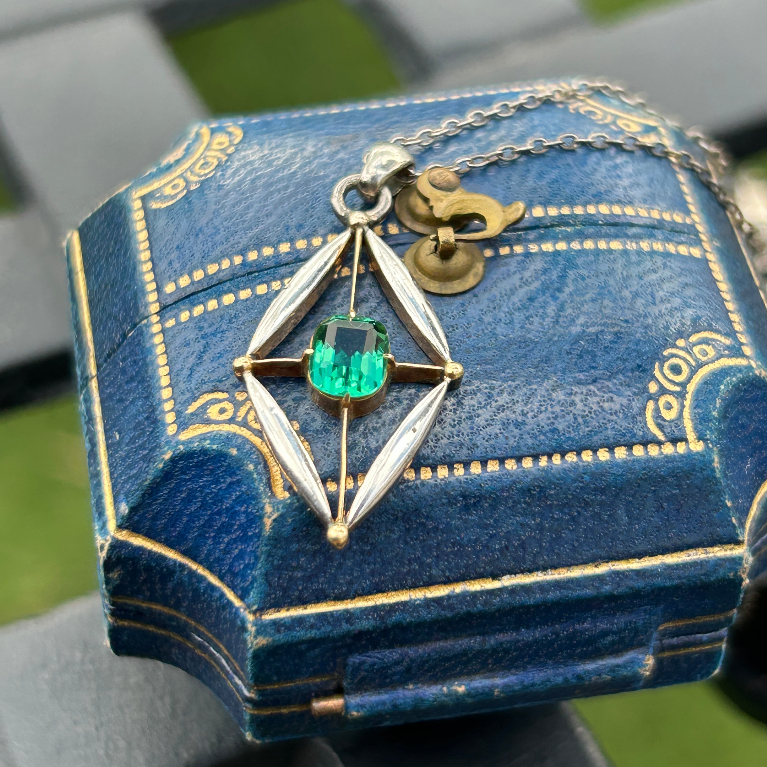 アンティーク　18金　短鎖飾りを使ったペンダントtop