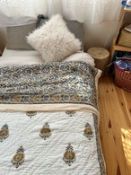 アースイエローのお花モチーフ  シングルサイズ　ブロックプリントキルト　インドのお布団　