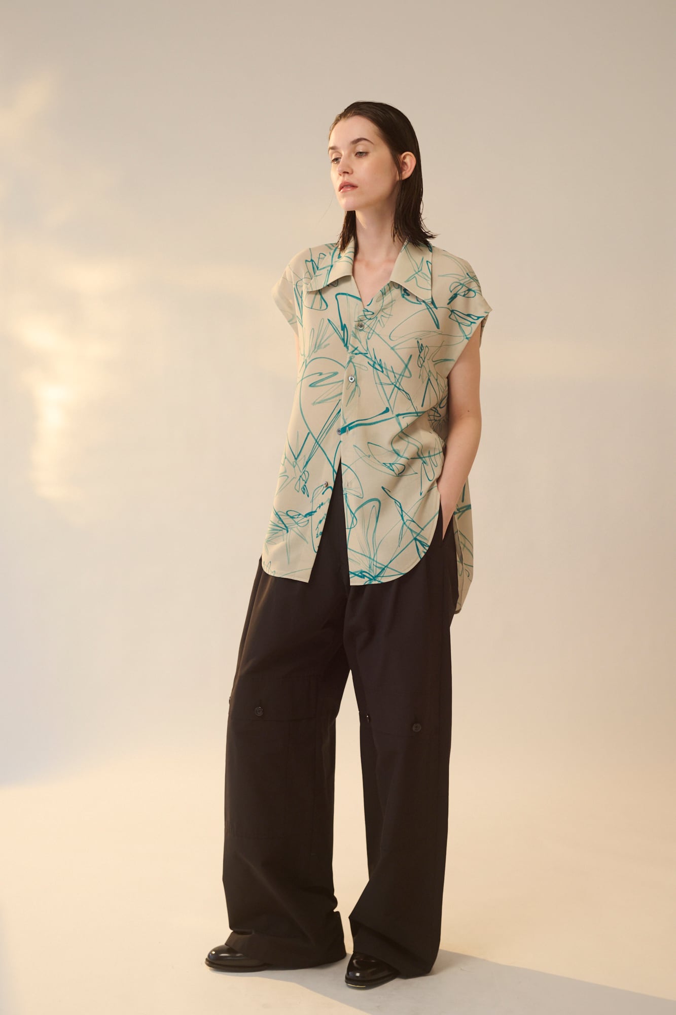V Neck Curve Hem Shirt / 線画プリント / U732-B10-908 | UJOH ― UJOH