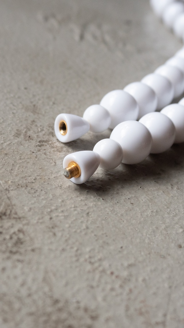 unknown used White synthetic resin ball necklace