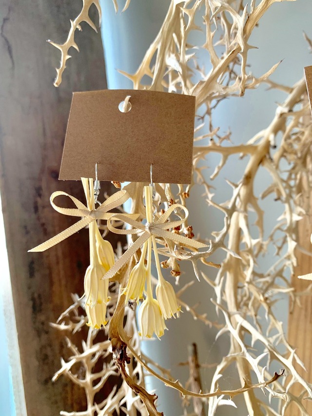 フラワーピアス(クリーム)