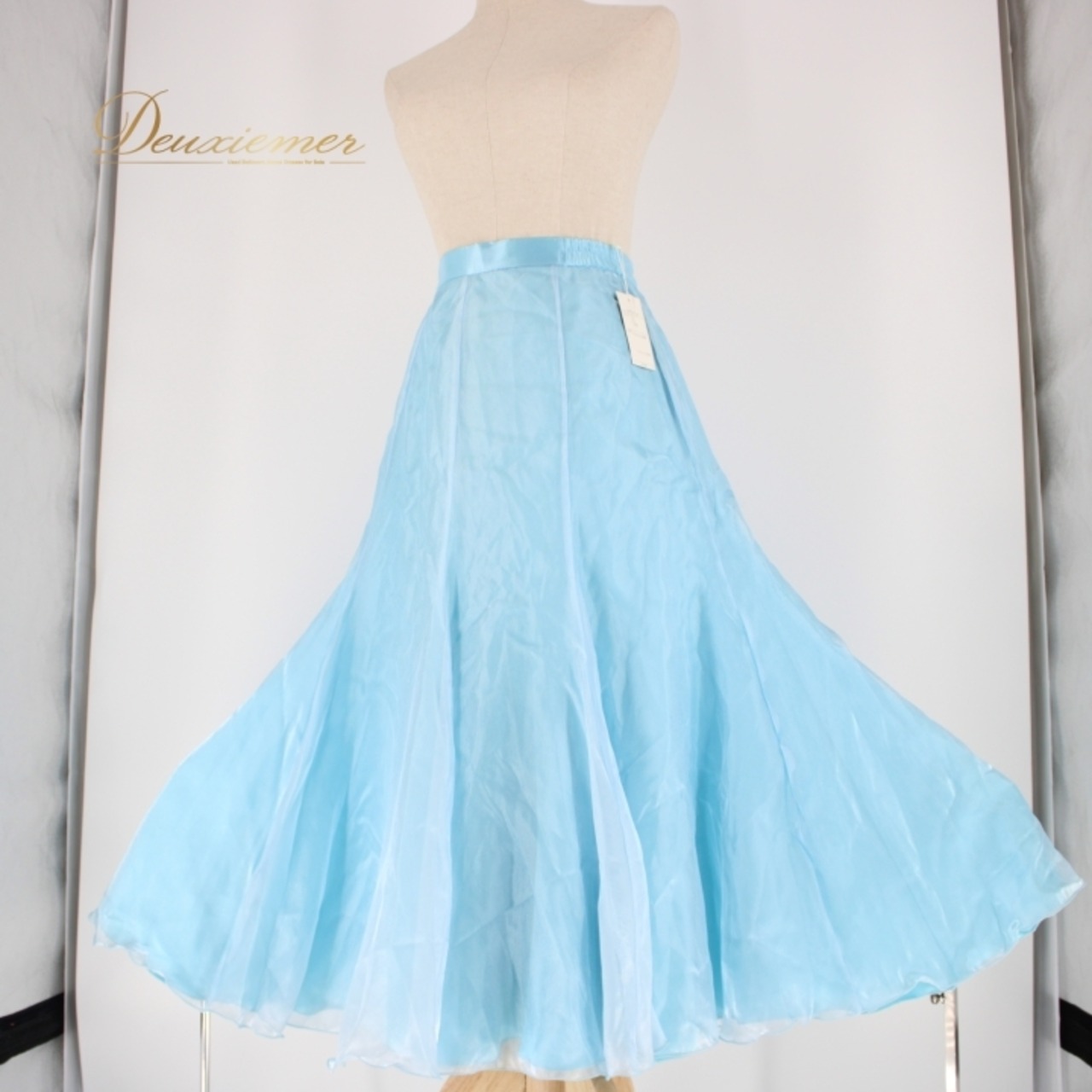 社交ダンス 衣装 スタンダード スカート レッスンウェア オールシーズン Elegance FASHION 無地 シンプル 透け感 清楚 ライトブルー 美しい スカート丈80.5cm ウエスト29.5cm 光沢感 ポリエステル 日本製 おしゃれ シンプルデザイン 軽やか 軽やかさ 夏用 伸縮性 透け感あり